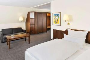 Postel nebo postele na pokoji v ubytování Hotel Klösterle Nördlingen - in Kürze elaya hotel kloesterle noerdlingen