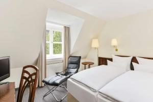 Postel nebo postele na pokoji v ubytování Hotel Klösterle Nördlingen - in Kürze elaya hotel kloesterle noerdlingen