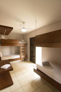 Katil dua tingkat atau katil-katil dua tingkat dalam bilik di Apartamento Guaratuba