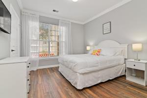 biała sypialnia z łóżkiem i oknem w obiekcie Minutes from Disney, Universal Studios and more! w mieście Kissimmee +43 zdjęcia