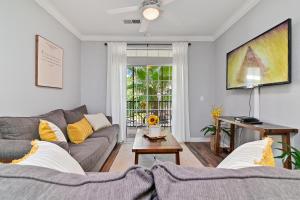 salon z kanapą i stołem w obiekcie Minutes from Disney, Universal Studios and more! w mieście Kissimmee