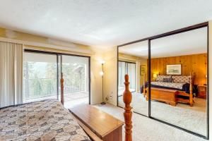 - une chambre avec un lit et une porte coulissante en verre dans l'établissement Eagle's Nest #87, à Lakeshore