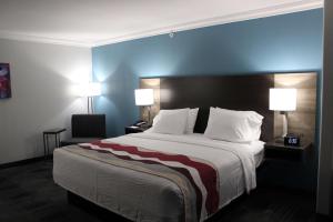 Best Western Medical Center North Inn & Suites Near Six Flags tesisinde bir odada yatak veya yataklar