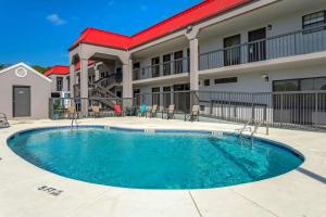 a swimming pool in front of a apartment building at SureStay Hotel by Best Western Lenoir City in Lenoir City