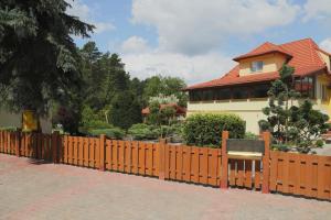 una valla de madera frente a una casa en WIlla Maksymilian Bed and Breakfast, en Bydgoszcz