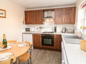 A kitchen or kitchenette at Cleeve Cottage