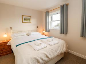 Een bed of bedden in een kamer bij Cleeve Cottage