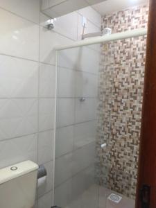 a bathroom with a glass shower with a toilet at Apto Antunes terreo in Campos dos Goytacazes