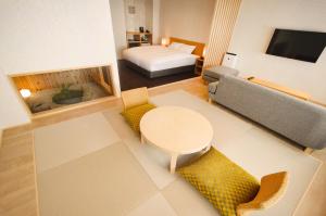 京都的住宿－Rinn Gion Kenninji Villa，客厅配有床和桌椅
