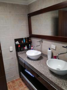 dwie umywalki na ladzie w łazience w obiekcie VISTALMONTE w mieście Salento