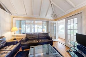 The Lake House في بليموث: غرفة معيشة مع أريكة جلدية وطاولة زجاجية