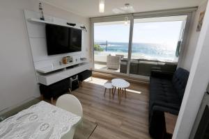 sala de estar con vistas al océano en Resetéate frente al Mar!! Disfruta en primera línea de Cochoa-Reñaca en Viña del Mar