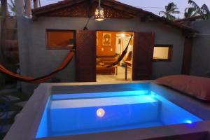 una piscina en medio de una habitación con una casa en Casinha da Curva, en Icaraí