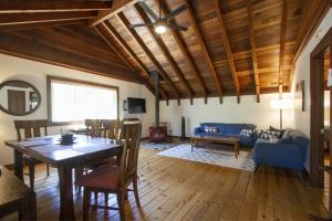 un soggiorno con soffitto in legno e tavolo di Villa Mimosa Hot Tub Fire Table BBQ Walk to River Dog Friendly a Guerneville
