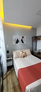 um quarto de hotel com duas camas em Apezinho.Loft no Rio de Janeiro
