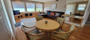 sala de estar con mesa, sillas y sofá en Large Home Sunset Dreams off Bay - Madre Azul Bay House, en South Padre Island