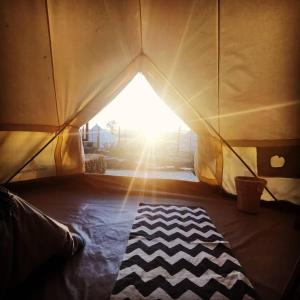 Postel nebo postele na pokoji v ubytování Nomada Glamping & Aguas Termales - San Miguel de Allende X NANTLI LIVING