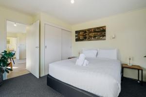 Un pat sau paturi într-o cameră la Glendhu Station Cottage - Glendhu Bay Holiday Home