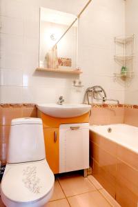 モスクワにあるCity Inn Apartments Belorusskayaのバスルーム(トイレ、洗面台、バスタブ付)