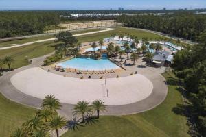 een luchtzicht op een zwembad in een resort bij The Wharf Condo with OASIS pool! in Orange Beach