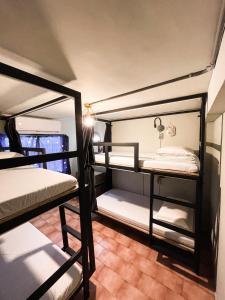 מיטה או מיטות קומותיים בחדר ב-琉浪潛水背包客棧 Drift Diving Hostel