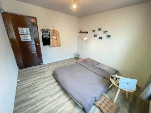 um quarto com uma cama num quarto em 琉浪潛水背包客棧 Drift Diving Hostel em Xiaoliuqiu