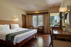 Een bed of bedden in een kamer bij Merumatta Senggigi Lombok