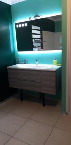a bathroom with a sink and a mirror at Le Médipole in Noumea