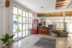 ホアヒンにあるSleepeasy Hostel Hua Hin By Baankangmungの赤コークスの店