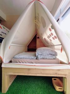 棚棚屋室內帳篷民宿Inn房間的床