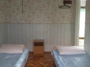 Un pat sau paturi într-o cameră la Tur Service Guest House