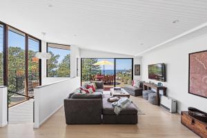 een woonkamer met een bank en een tafel bij BRON455B - Bronte Beach House with Ocean Views in Sydney