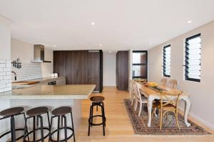 シドニーにあるBronte Beach House with Ocean Viewsの木製のテーブルと椅子のあるキッチンとダイニングルーム +7枚の写真