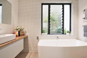 シドニーにあるBronte Beach House with Ocean Viewsのバスルーム(白いバスタブ、窓付)