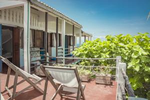 une terrasse couverte avec une chaise et quelques plantes dans l'établissement Chez Senga, à Madirokely