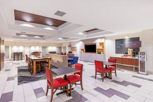 Majoituspaikan Holiday Inn Express & Suites Austin NW – Lakeway, an IHG Hotel ravintola tai vastaava paikka
