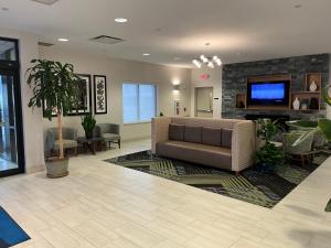 Un televizor și/sau centru de divertisment la Holiday Inn Express & Suites Williamsport by IHG