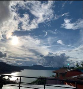 Blick auf einen Wasserkörper mit wolkigem Himmel in der Unterkunft Hotel Revi Inn in Valle de Bravo