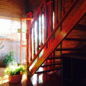 una escalera de madera en una habitación con macetas en Casa Vieja Estancia en Estancia Vieja