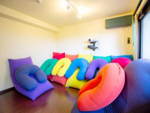 a room with a couch with bean bag chairs at 天弓イン Tenkyu Inn in Kachabaru