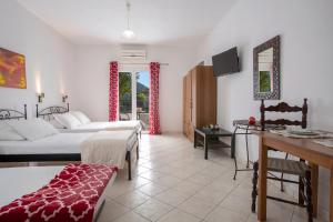Fotografie z fotogalerie ubytování Spacious Studios Lefkada Mountain View Near Beach v destinaci Dhráganon