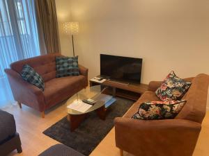 uma sala de estar com 2 cadeiras e uma televisão de ecrã plano em Salon Shibuya - Vacation STAY 78188 em Tóquio