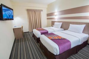 ジョホールバルにあるGrand Sentosa Hotel Johor Bahruのベッド2台と薄型テレビ付きのホテルの部屋 +35枚の写真