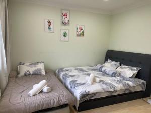 sypialnia z 2 łóżkami i białymi poduszkami w obiekcie EquatorialHillResort SunsetView 10Min Popular FARM w mieście Brinchang