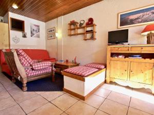 ein Wohnzimmer mit 2 Stühlen und einem TV in der Unterkunft Appartement Chamrousse, 2 pièces, 6 personnes - FR-1-549-11 in Chamrousse