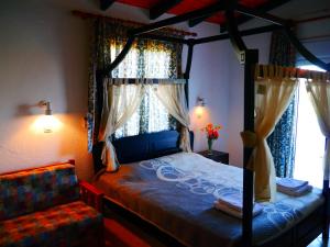 Een bed of bedden in een kamer bij Blue Bay Beach Hotel