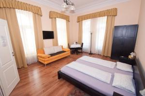 A bed or beds in a room at K+T Boardinghouse