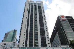 un alto edificio bianco con due alti edifici di 【NETFLIX】Suasana Suites,Nxt to CIQ【PoolGym&WIFI】 a Johor Bahru