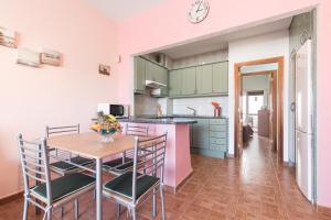Una cocina y un comedor con mesa y sillas. en Home2Book Charming House El Cotillo, en Cotillo 31 fotos más