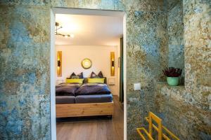 ein Schlafzimmer mit einem Bett in einem Zimmer in der Unterkunft Ferienwohnungen Hopfen und Malz in Fichtelberg